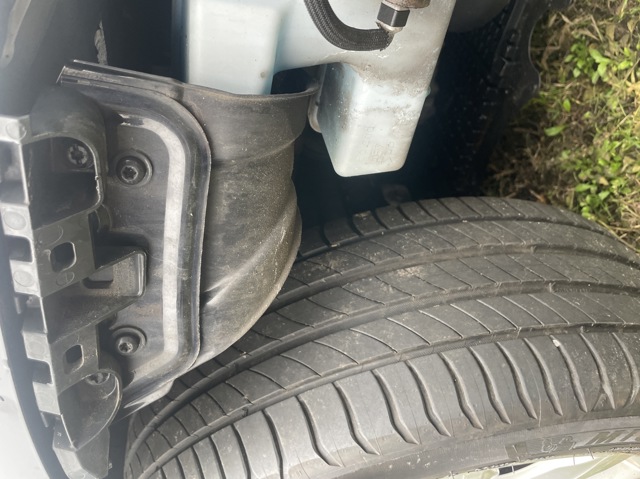 Кронштейн кріплення крила переднього правого, передній 3AA821142 VAG