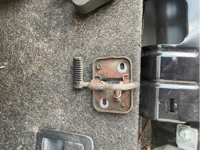 Стояк-гак замка капота 3G0823186B VAG
