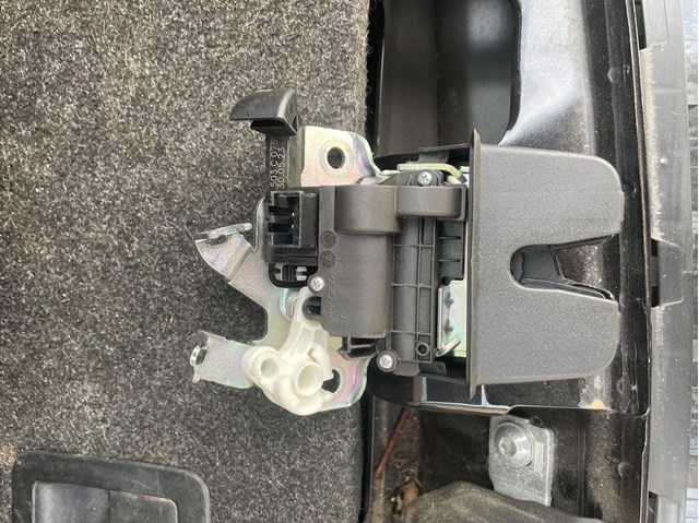 Замок кришки багажника 3G0827503C VAG