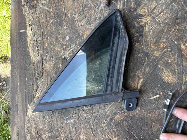 Скло-кватирка двері, передній, правій 3G0845114F VAG