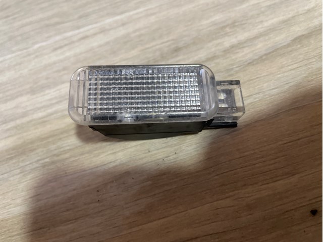 Плафон підсвітки багажного відсіку 4B0947415A VAG