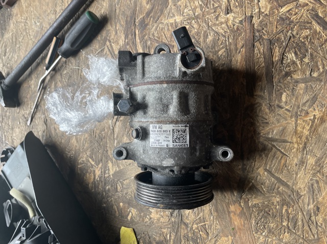 Компресор кондиціонера 5Q0820803E VAG