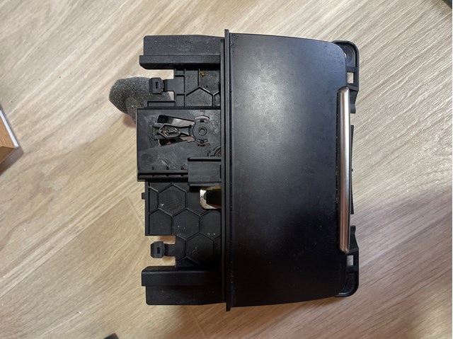 Попільничка центральної консолі 8K0857951 VAG
