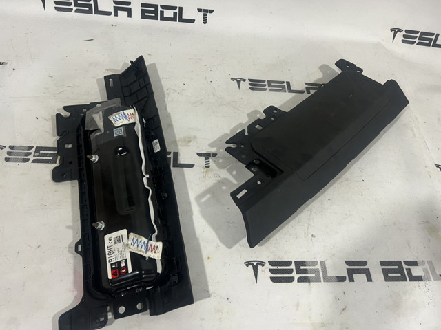Подушка безпеки (AIRBAG) пасажирська, захисту колін 107782600D TESLA