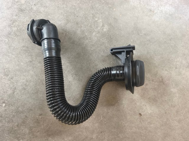 Горловина маслозаливна 4M0115301H VAG