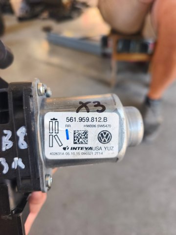 Моторчик склопідйомника двері задніх, правих 561959812B VAG