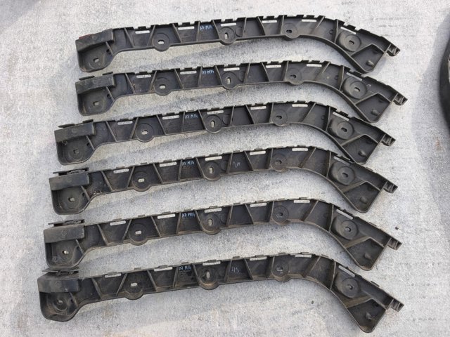 Кронштейн бампера заднього, правий 5E5807394 VAG