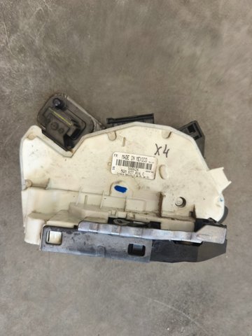 Замок передніх пасажирських дверей 5GM837016C VAG