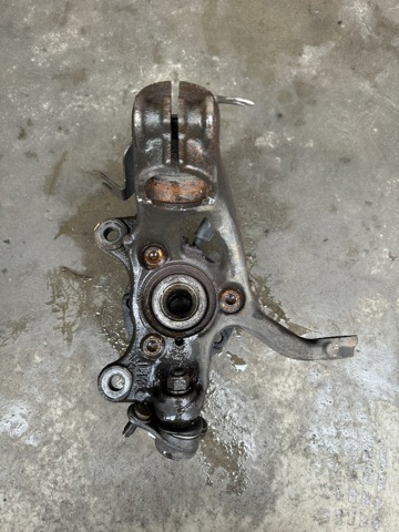 Цапфа поворотна права 5Q0407256Q VAG