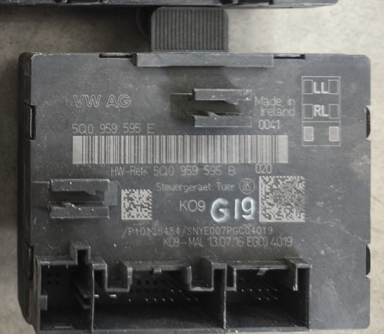 Блок комфорту задніх дверей 5Q0959595E VAG