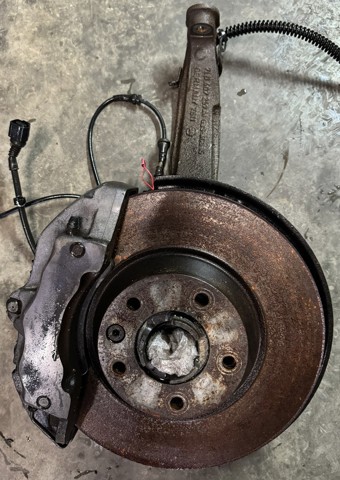 Цапфа поворотна ліва 7L8407257A VAG