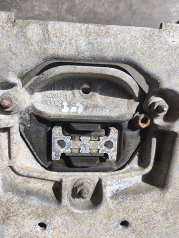 Кріплення подушки коробки передач 8K0399151 VAG