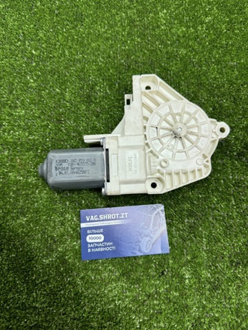 Двигун склопідіймача двері передньої, правої 8K0959802A VAG