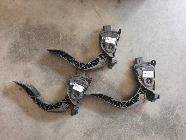 Підаль газу 8K1721523 VAG