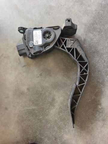 Підаль газу 8K1721523A VAG