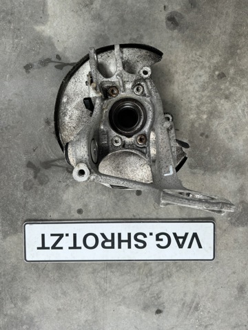 Кулак поворотний лівий 8R0505435C VAG
