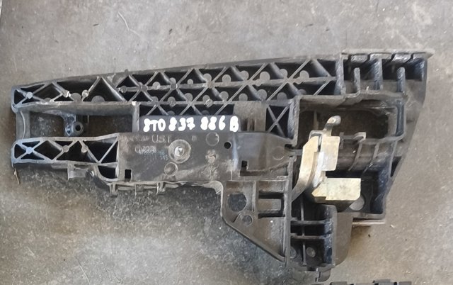 Тримач зовнішньої ручки дверей, задніх правих 8T0837886B VAG