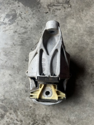 Права опора двигуна 8W0199372CD VAG