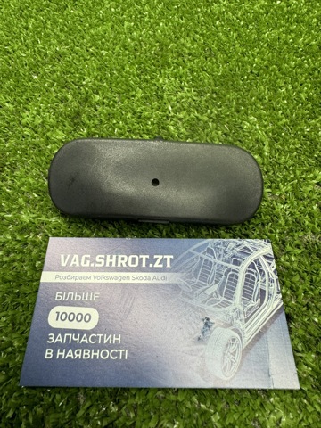Форсунка омивача скла лобового, ліва 8W0955987A VAG