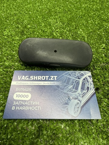 Форсунка омивача скла лобового, права 8W0955988A VAG