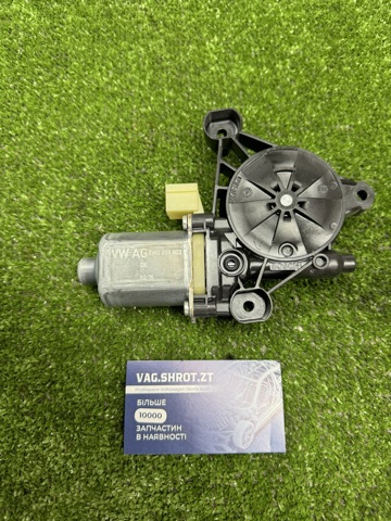 Мотор склопідйомника дверей передніх, правих 8W0959802 VAG