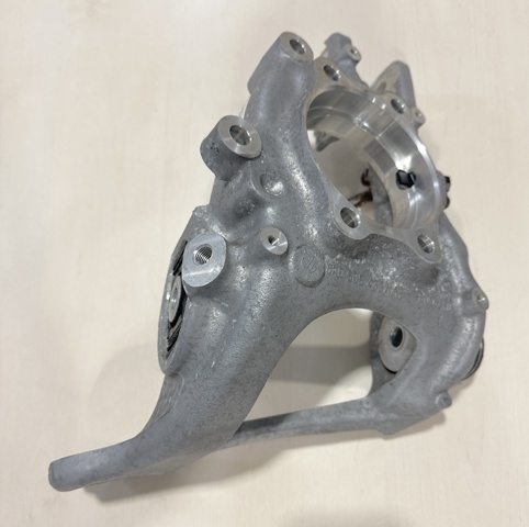 Цапфа поворотна права 8K0505432AR VAG