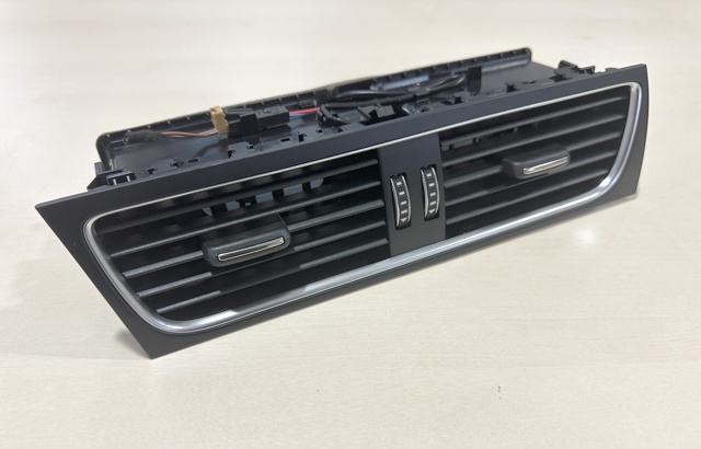 Решітка повітроводу 8T1820951E VAG