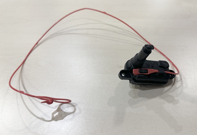 Мотор-привід відкриття лючка бака 8V0862153A VAG