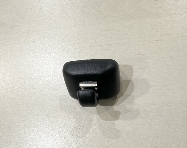 Фіксатор сонцезахисного козирка 8W0857562A4PK VAG