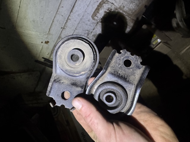Подушка радіатора охолодження, нижня MN135618 MITSUBISHI