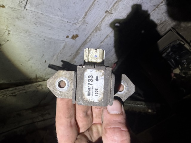 Датчик AIRBAG передній MR587733 MITSUBISHI
