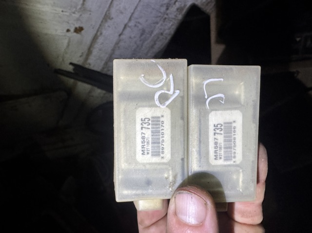 Датчик Ейрбег передній MR587735 MITSUBISHI