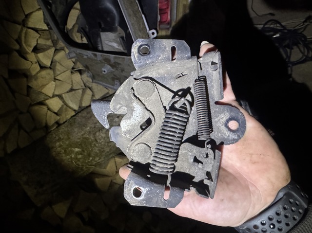 Запор капота (замок і привід замка капота) MR970984 MITSUBISHI