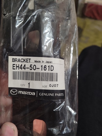 Ліве кріплення переднього бампера EH4450161D MAZDA