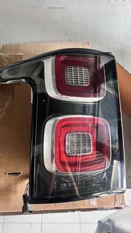 Задня ліва фара LR135422 LAND ROVER