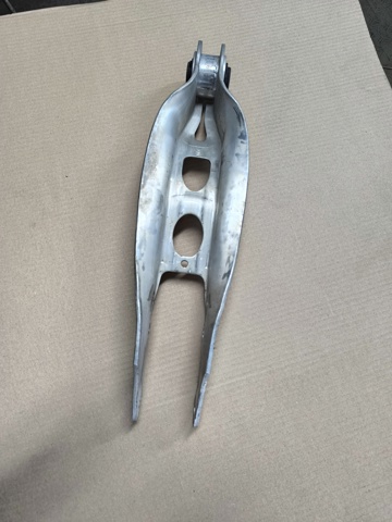 Балансир задній нижній 8W0505311H VAG