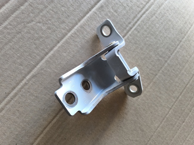Петля передніх дверей права KD5358210A MAZDA
