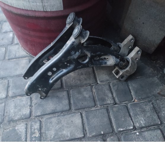 Правий важіль передній нижній підвіски 1K0407152BC VAG