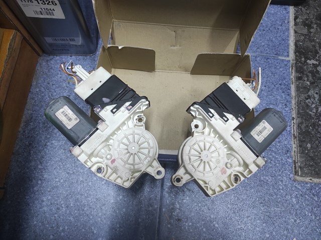 Моторчик склопідйомника двері задніх, правих 3C9959704 VAG