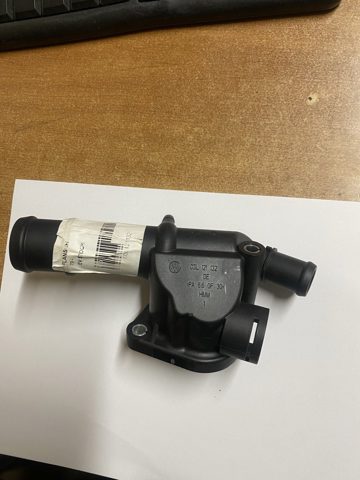 Водяний патрубок 03L121132 VAG