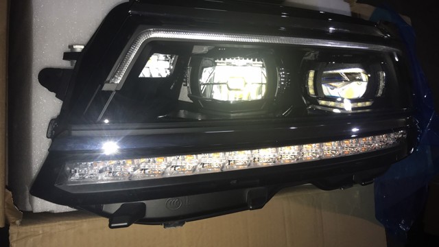 Фара основна права 5NB941113A MARKET (OEM)