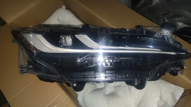 Фара правая 8111048J30 TOYOTA