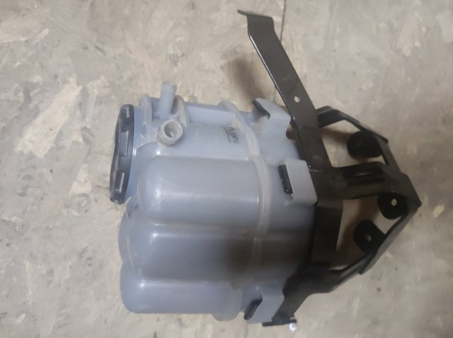 Бачок системи охолодження двигуна розширювальний 8W1121405F VAG