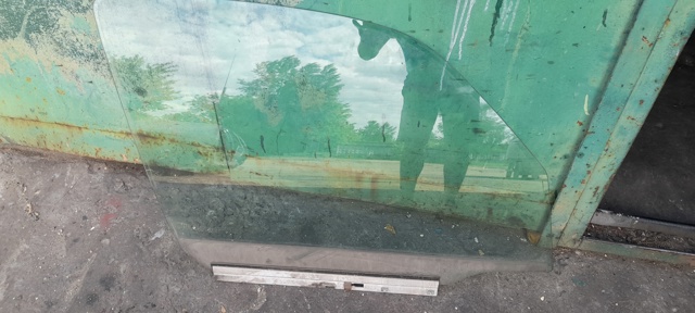 Скло передніх дверей, правою 13205916 OPEL