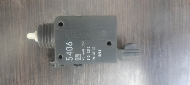 Актуатор замка багажника (задніх дверей) 90460062 GM