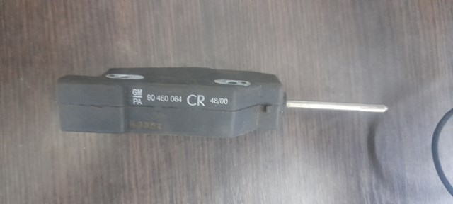 Замок відкривання лючка бензобаку 90460064 GM