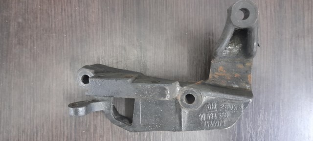 Кронштейн подушки (опори) двигуна, лівої 90538558 GM