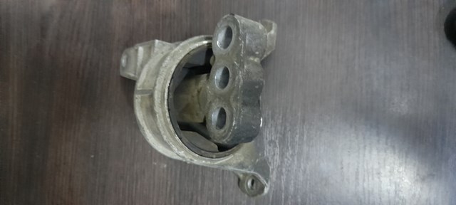 Права подушка двигуна 90575772 GM