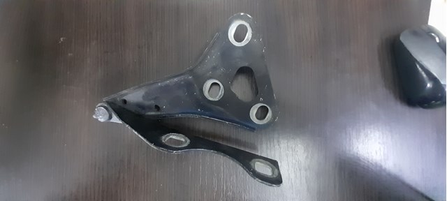 Шарнір капота правий 90579422 GM