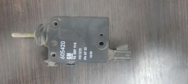 Мотор-актуатор лючка омивача заливної горловини 90589918 GM